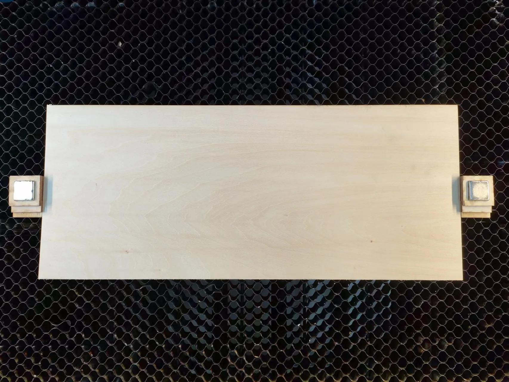 1779784892882529.jpeg Embedded magnet structure for material flattening
