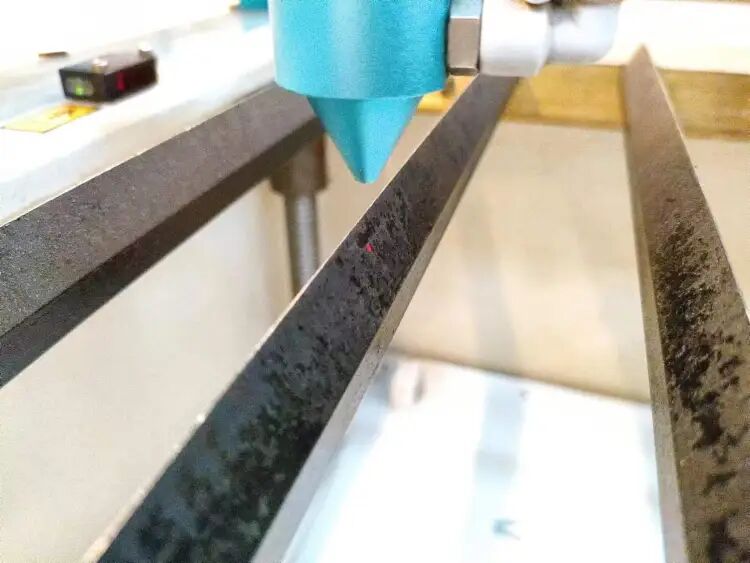 1779786550254347.jpeg Knife blade table for reducing acrylic backside reflection damage