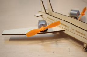 Installing small motors and propellers on both sides of the airliner wing