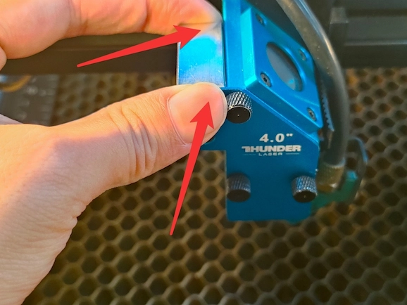 where to hold bolt 4.0 inch lens