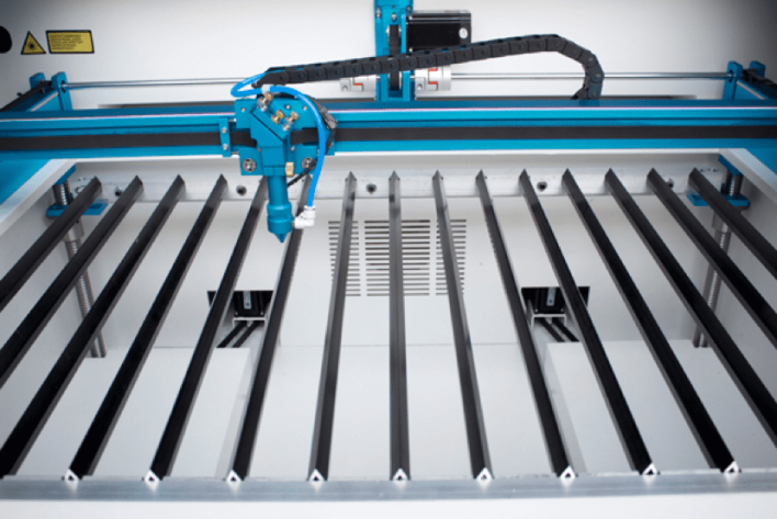 Blade cutting table