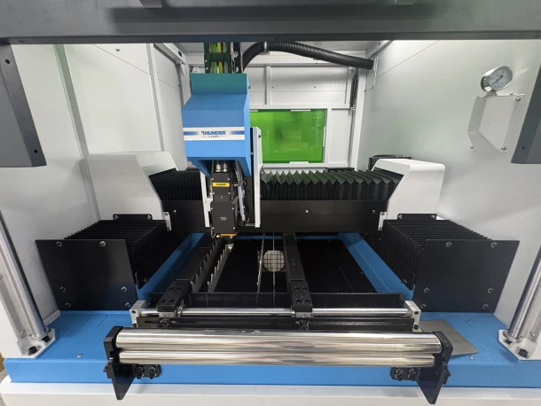 Zone de travail nettoyée après des opérations de découpe laser à fibre