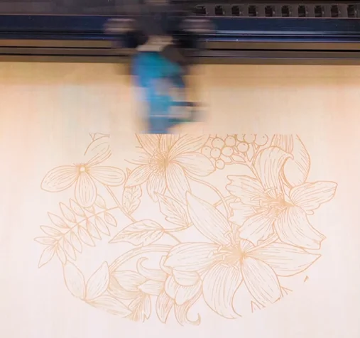 The thunder laser bolt machine is engraving the wood