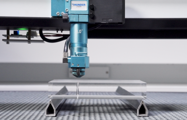 Use two knife bade to help laser cutting thick acrylic and achive better results