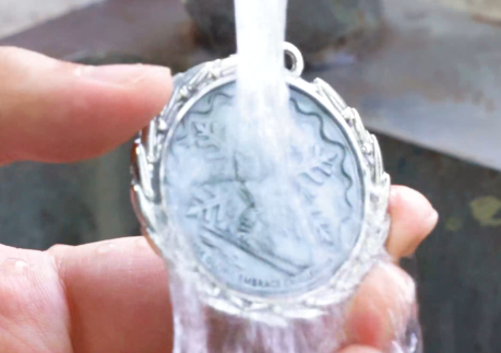 Clean the laser mark zinc alloy medal with water