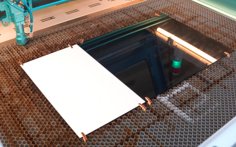 Put acrylic and ABS on the work table Put acrylic and ABS on the work table
